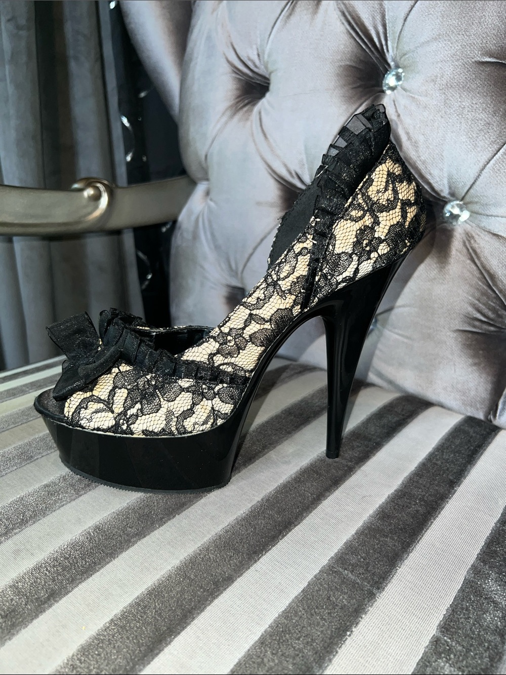 👠 VINTAGE Pleaser Lovers Lane Lace Bow Platform Heels sz 11 🖤 - Picture 4 of 9